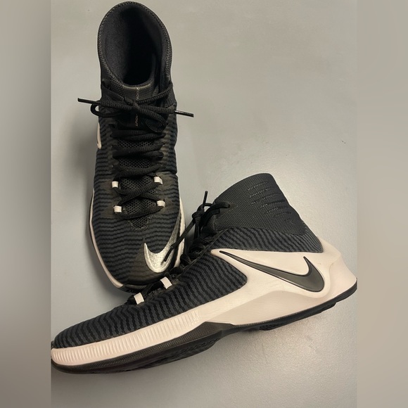 EUC men’s Nike zoom clear out high tops. Size 8 - Picture 4 of 4